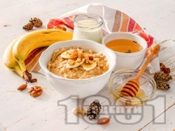 Овесена каша за закуска с банан, орехи, бадеми и овесено мляко - снимка на рецептата